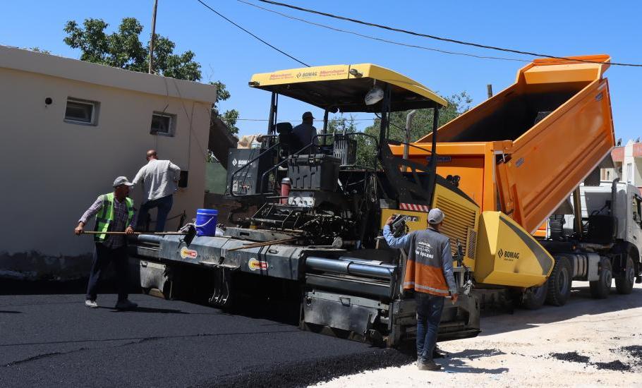HİLVAN’IN CADDE VE SOKAKLARI, BÜYÜKŞEHİR’LE MODERN HALE GELİYOR