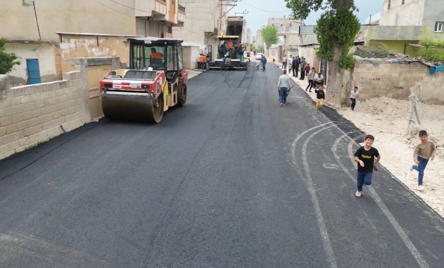 BÜYÜKŞEHİR BELEDİYESİ, REMİL YOLU’NU SICAK ASFALTLA BULUŞTURUYOR
