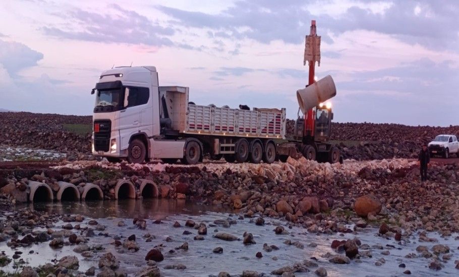 ŞANLIURFA’DA YAĞIŞ SONRASI YOL ÇALIŞMALARI ARALIKSIZ SÜRÜYOR