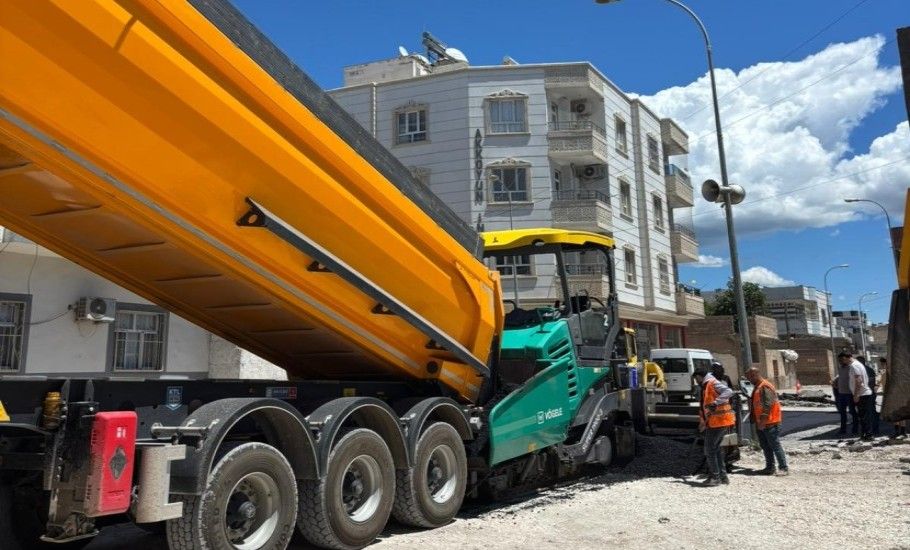 BÜYÜKŞEHİR, UĞUR BORAN CADDESİ’NDE ASFALT SERİMİNE BAŞLADI
