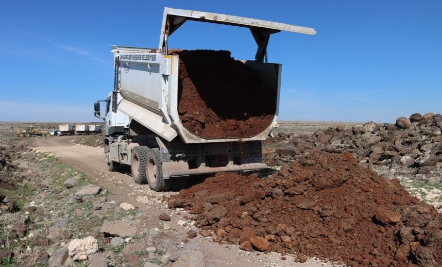 BÜYÜKŞEHİR BELEDİYESİ, VİRANŞEHİR'İN KIRSAL YOLLARINI İYİLEŞTİRİYOR