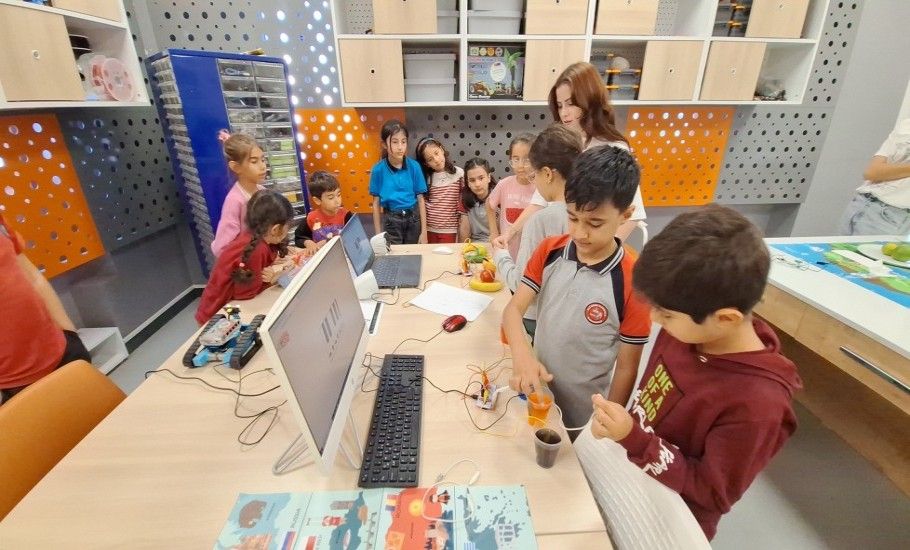 ESENTEPE GENÇLİK MERKEZİ'NDE ÇOCUKLAR TEKNOLOJİYLE BULUŞUYOR