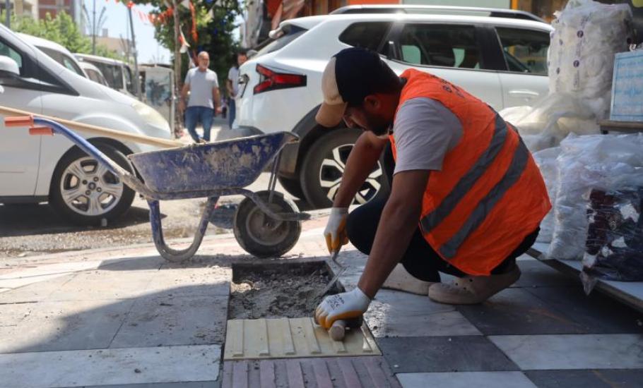 BÜYÜKŞEHİR, SİVEREK'İN YOLLARINI BETON PARKEYLE YENİLİYOR