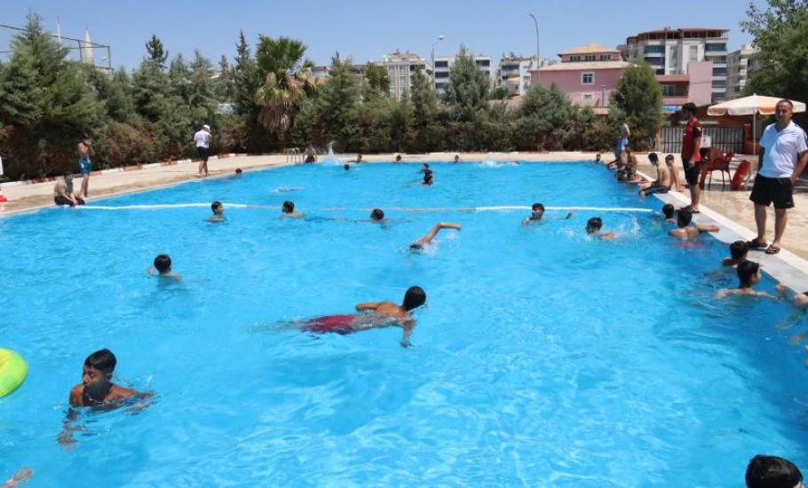 BÜYÜKŞEHİR'İN ÜCRETSİZ HAVUZLARI ÇOCUKLARLA DOLUP TAŞIYOR
