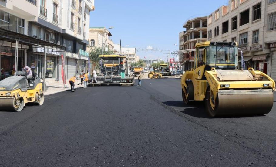 ADNAN MENDERES CADDESİ SICAK ASFALTLA YENİLENİYOR