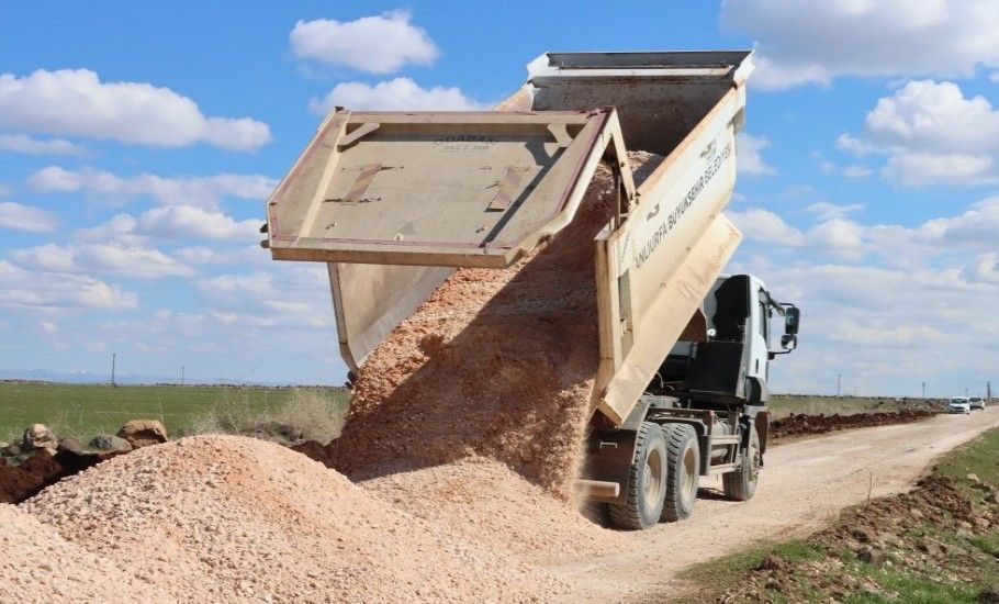 BÜYÜKŞEHİR BELEDİYESİ, SİVEREK KIRSALINDA YOL KONFORUNU ARTIRIYOR