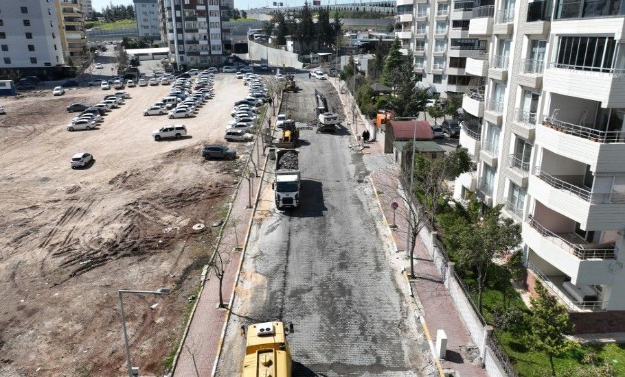 MUSTAFA DİREKLİ CADDESİ SICAK ASFALTLA YENİLENİYOR