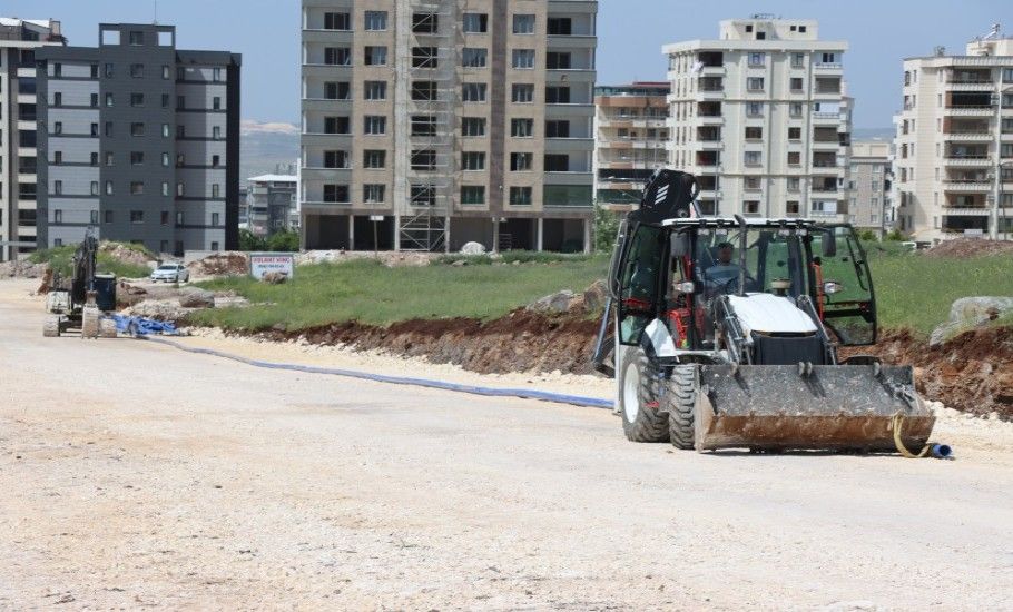 BÜYÜKŞEHİR, GÜZELYURT’TA ALTYAPI VE YOL ÇALIŞMALARINA HIZ VERDİ