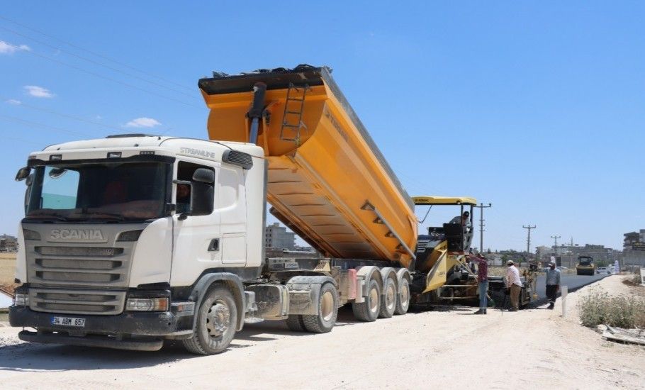 HARRAN-AKÇAKALE GRUP YOLUNDA SICAK ASFALT SERİMİ BAŞLADI