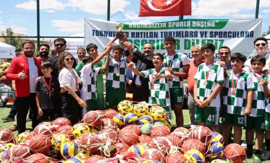 ''BAĞIMSIZLIK SPORLA BAŞLAR'' FUTBOL TURNUVASI SONA ERDİ